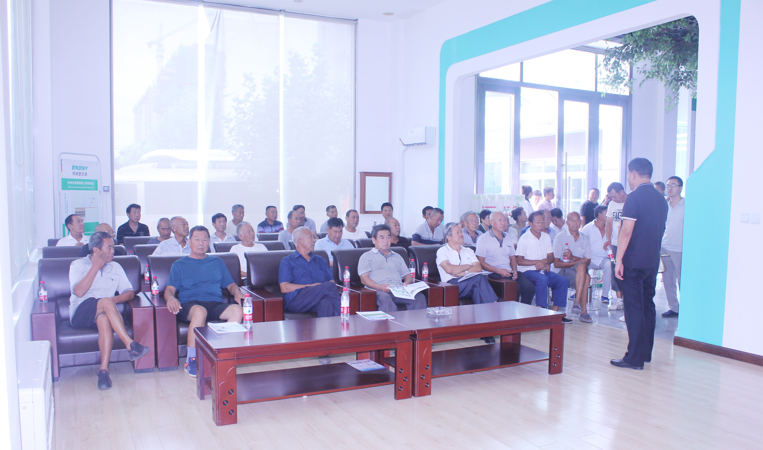 新樂市發(fā)展和改革局領(lǐng)導(dǎo)帶領(lǐng)村民代表到博納德參觀考察